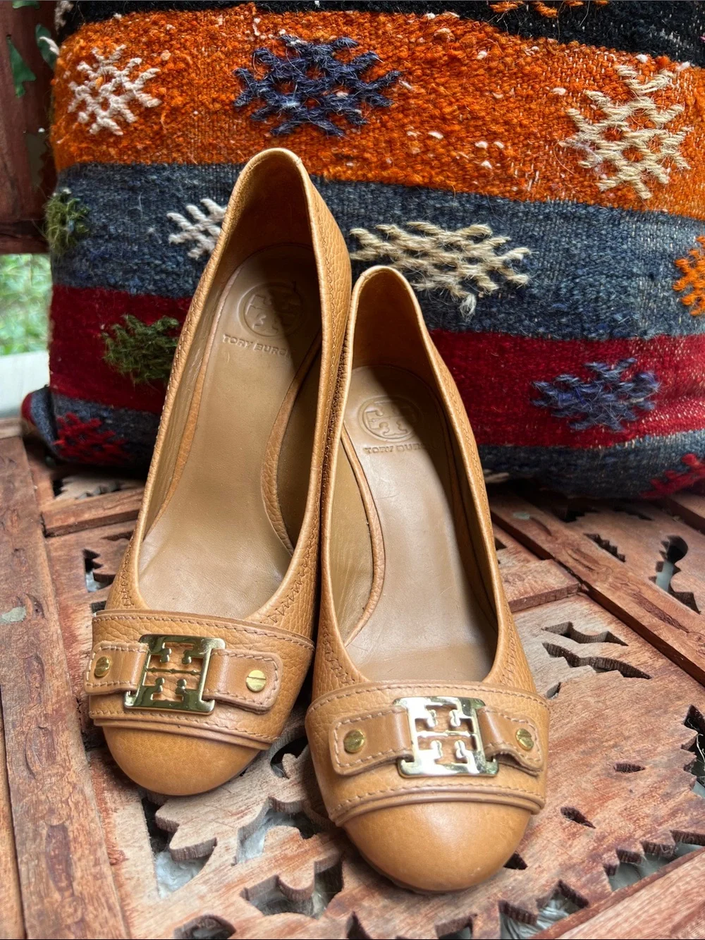 NWOB! Tory Burch Tan Leather closed toe wedges with Gold Emblem